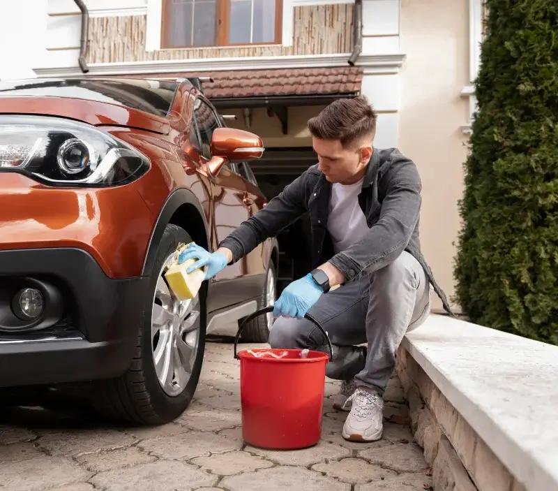 Lavage auto à domicile Pont-du-Navoy : professionnel intervenant sur un véhicule
